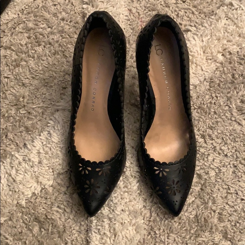 LC black pumps